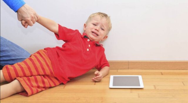 NiñoLlorandoIPad-IPad para niños